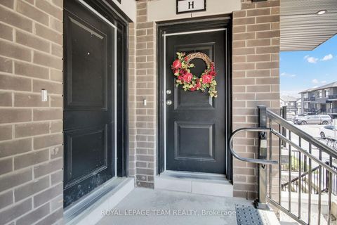 Photo 3 at H - 300 Tulum Crescent, Emerald Meadows/Trailwest, Kanata