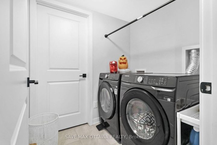 Photo 5 at 3009 Rhyolite Way, Nepean (Heritage Park), Ottawa