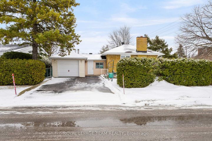 Photo 2 at 41 Capilano Drive, Nepean (City View/Skyline/Fisher Heights/Parkwood Hills), Ottawa