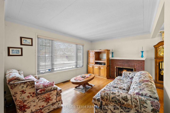Photo 5 at 41 Capilano Drive, Nepean (City View/Skyline/Fisher Heights/Parkwood Hills), Ottawa