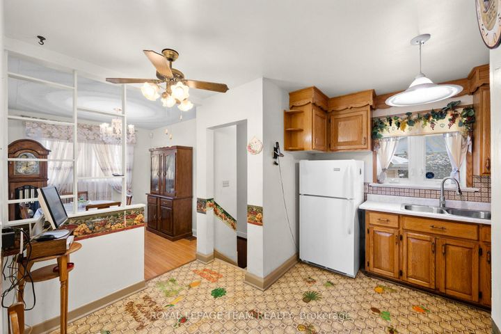 Photo 10 at 41 Capilano Drive, Nepean (City View/Skyline/Fisher Heights/Parkwood Hills), Ottawa