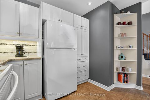 Photo 9 at 114 Tandalee Crescent, Emerald Meadows/Trailwest, Kanata
