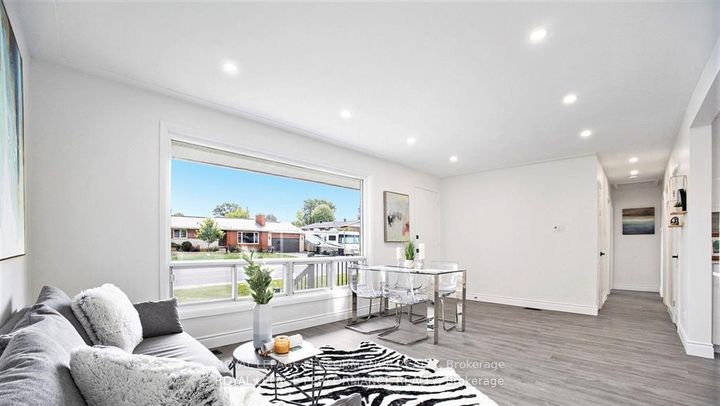 Photo 3 at 33 Majestic Drive N, Nepean (Manordale), Ottawa