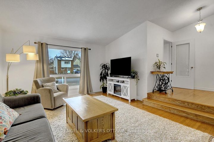 Photo 5 at 206 Sherway Drive, Nepean (Pheasant Run), Ottawa