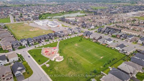 Photo 1 at 302 Haliburton Heights, Emerald Meadows/Trailwest, Kanata