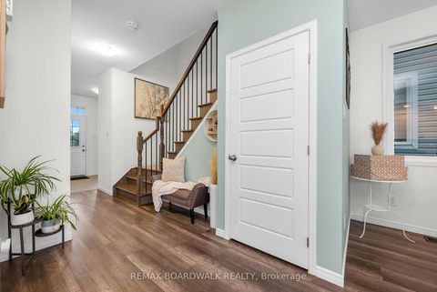 Photo 4 at 302 Haliburton Heights, Emerald Meadows/Trailwest, Kanata