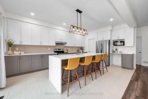 Photo 16 at 302 Haliburton Heights, Emerald Meadows/Trailwest, Kanata