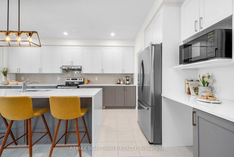 Photo 19 at 302 Haliburton Heights, Emerald Meadows/Trailwest, Kanata