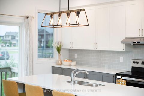 Photo 23 at 302 Haliburton Heights, Emerald Meadows/Trailwest, Kanata