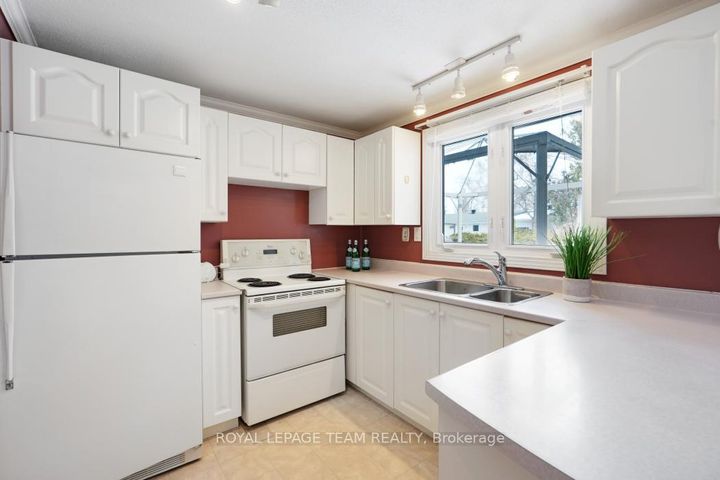 Photo 11 at 15 Overlake Drive, Nepean (Borden Farm/Stewart Farm/Carleton Heights/Parkwood Hills), Ottawa