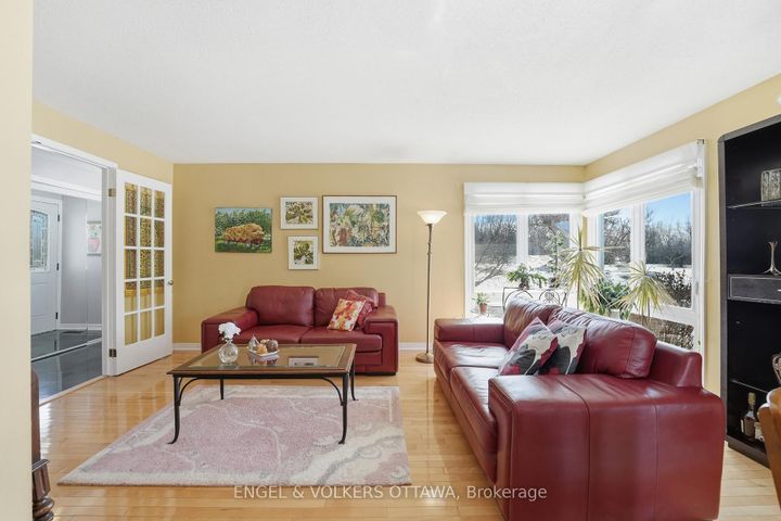 Photo 9 at 113 Benlea Drive, Nepean (Tanglewood), Ottawa