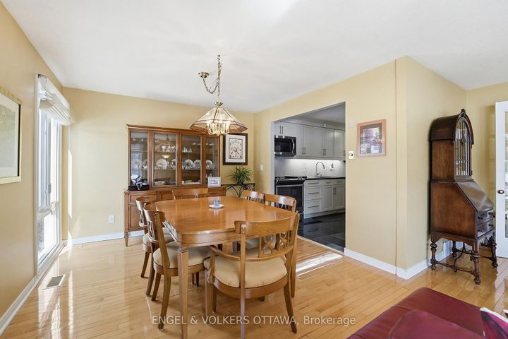 Photo 12 at 113 Benlea Drive, Nepean (Tanglewood), Ottawa