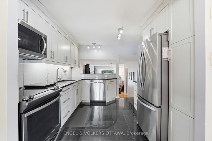 Photo 15 at 113 Benlea Drive, Nepean (Tanglewood), Ottawa
