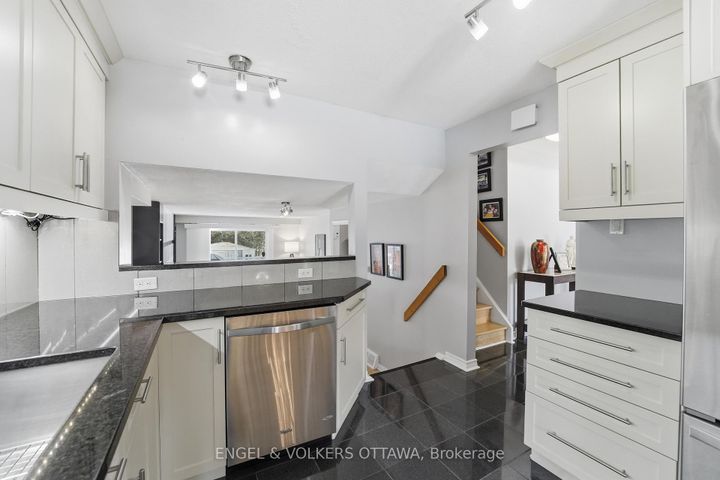 Photo 19 at 113 Benlea Drive, Nepean (Tanglewood), Ottawa