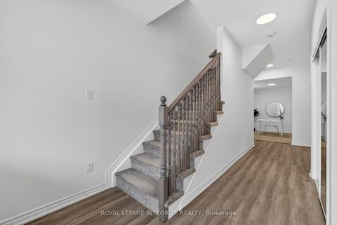 Photo 2 at 21 Caspian Row, Emerald Meadows/Trailwest, Kanata