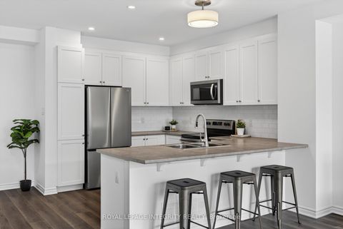 Photo 10 at 21 Caspian Row, Emerald Meadows/Trailwest, Kanata