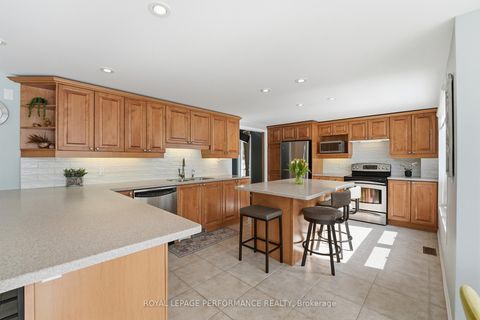 Photo 8 at 1682 Barrington Street, Chateauneuf, Orleans