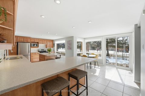 Photo 11 at 1682 Barrington Street, Chateauneuf, Orleans