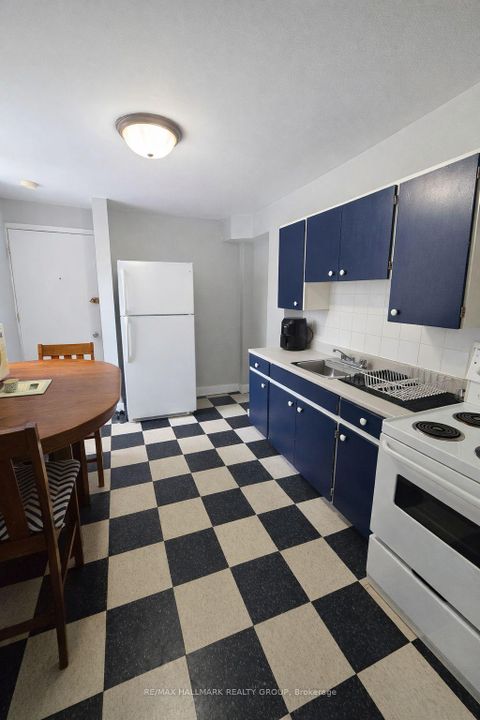 Photo 12 at 514 Bay Street, Ottawa Centre