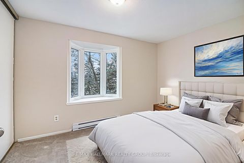 Photo 13 at B - 6716 Jeanne D'arc Boulevard N, Convent Glen North, Orleans