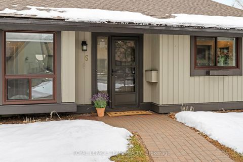 Photo 2 at 6 Kittansett Court, Stittsville (Central), Stittsville