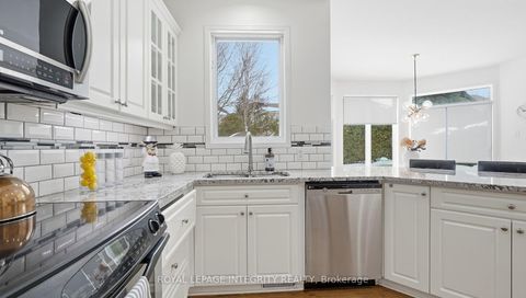 Photo 15 at 20 FARMFIELD Crescent, Emerald Meadows/Trailwest, Kanata