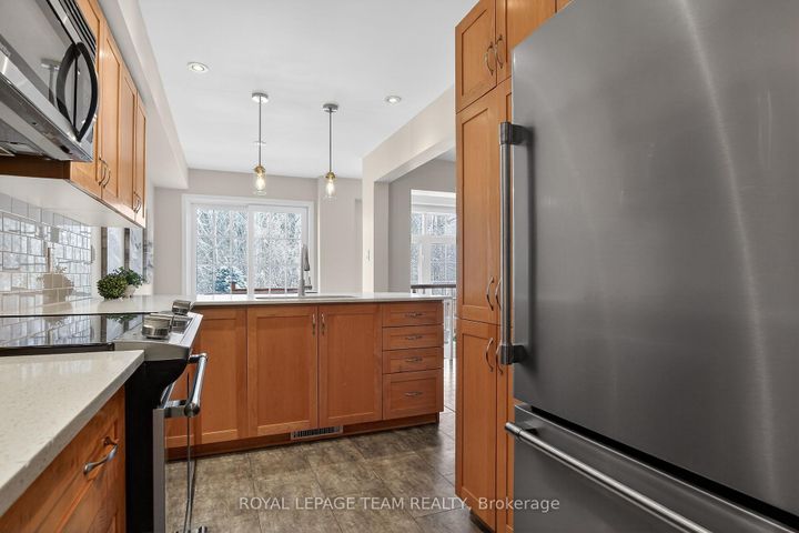Photo 13 at 19 Goldthorpe Private, Nepean (Stonebridge), Ottawa