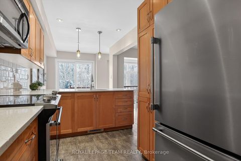 Photo 13 at 19 Goldthorpe Private, Nepean (Stonebridge), Ottawa