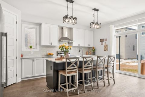 Photo 14 at 845 Pearly Everlasting Crescent, Goulbourn Twp From Franktown Rd/South To Rideau, Stittsville