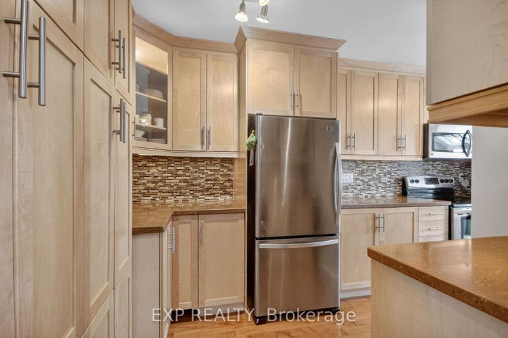 Photo 5 at 43 Hummingbird Crescent, Nepean (Cedargrove/Fraserdale), Ottawa