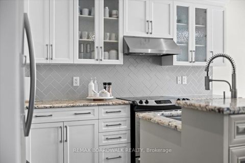 Photo 20 at 330 Bobolink Ridge, Emerald Meadows/Trailwest, Kanata