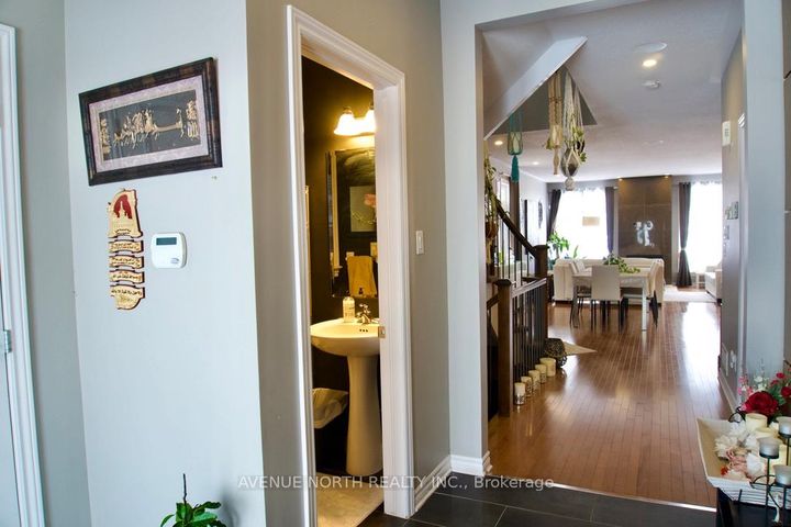Photo 2 at 513 Egret Way, Nepean (Half Moon Bay), Ottawa