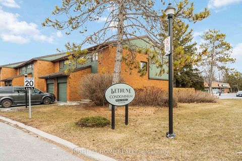 Photo 1 at 4 Chisholm Court, Beaverbrook, Kanata