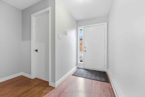 Photo 2 at 4 Chisholm Court, Beaverbrook, Kanata