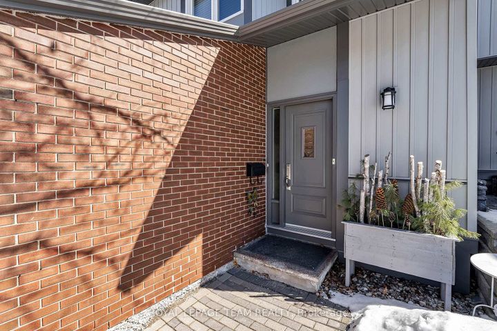 Photo 1 at C - 18 Benlea Drive, Nepean (Tanglewood), Ottawa