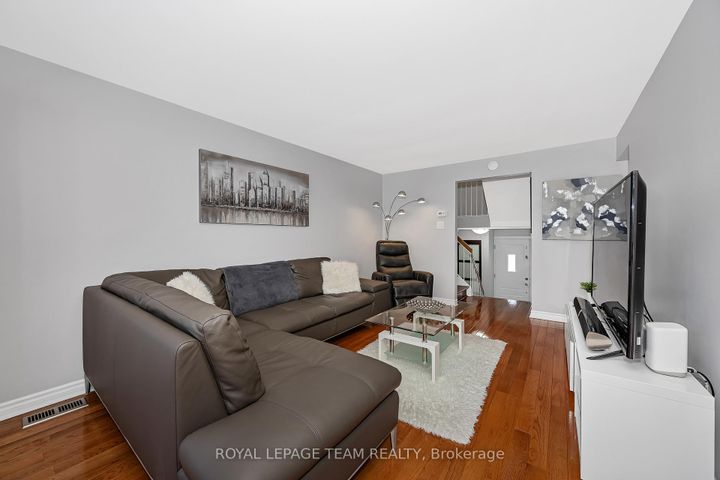 Photo 5 at C - 18 Benlea Drive, Nepean (Tanglewood), Ottawa