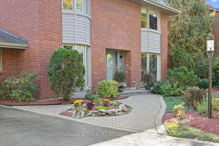 Photo 1 at 33 Okanagan Drive, Nepean (Bruce Farm/Graham Park/Qualicum/Bellands), Ottawa