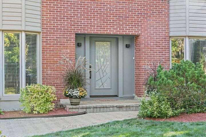 Photo 2 at 33 Okanagan Drive, Nepean (Bruce Farm/Graham Park/Qualicum/Bellands), Ottawa