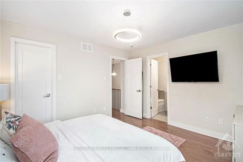 Photo 16 at 427 Rainrock Crescent, Mer Bleue/Bradley Estates/Anderson Park, Orleans