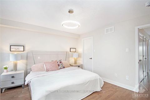 Photo 17 at 427 Rainrock Crescent, Mer Bleue/Bradley Estates/Anderson Park, Orleans