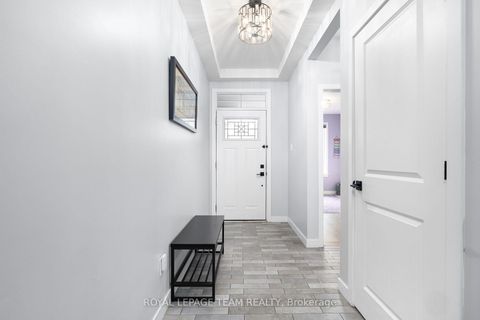 Photo 2 at 432 Gidran Circle, Emerald Meadows/Trailwest, Kanata