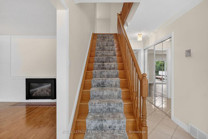 Photo 2 at 15 Hallowell Court, Nepean (Arlington Woods), Ottawa