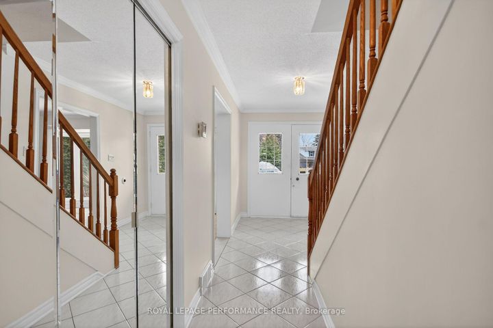 Photo 3 at 15 Hallowell Court, Nepean (Arlington Woods), Ottawa