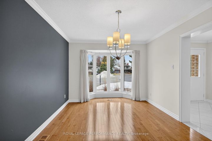 Photo 5 at 15 Hallowell Court, Nepean (Arlington Woods), Ottawa