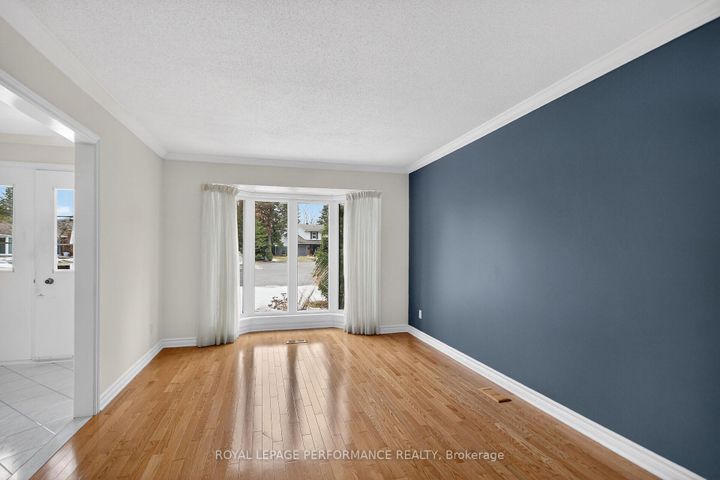 Photo 9 at 15 Hallowell Court, Nepean (Arlington Woods), Ottawa