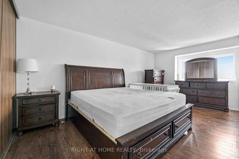 Photo 15 at 22 ALMOND Lane, Katimavik, Kanata