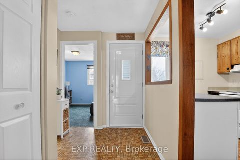 Photo 2 at 70 - 42F Benlea Drive, Nepean (Tanglewood), Ottawa