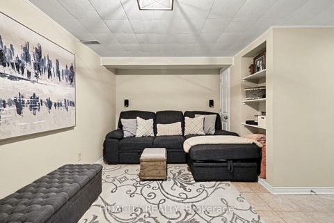 Photo 21 at 28 Glamorgan Drive, Glencairn/Hazeldean, Kanata