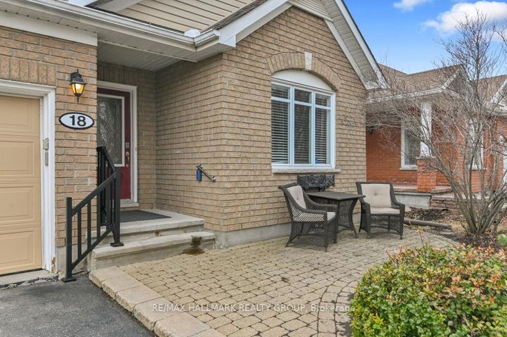 Photo 2 at 18 Spinney Way, Nepean (Longfields), Ottawa