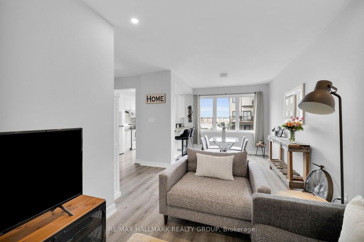 Photo 11 at 738 Chromite Private, Nepean (Heritage Park), Ottawa